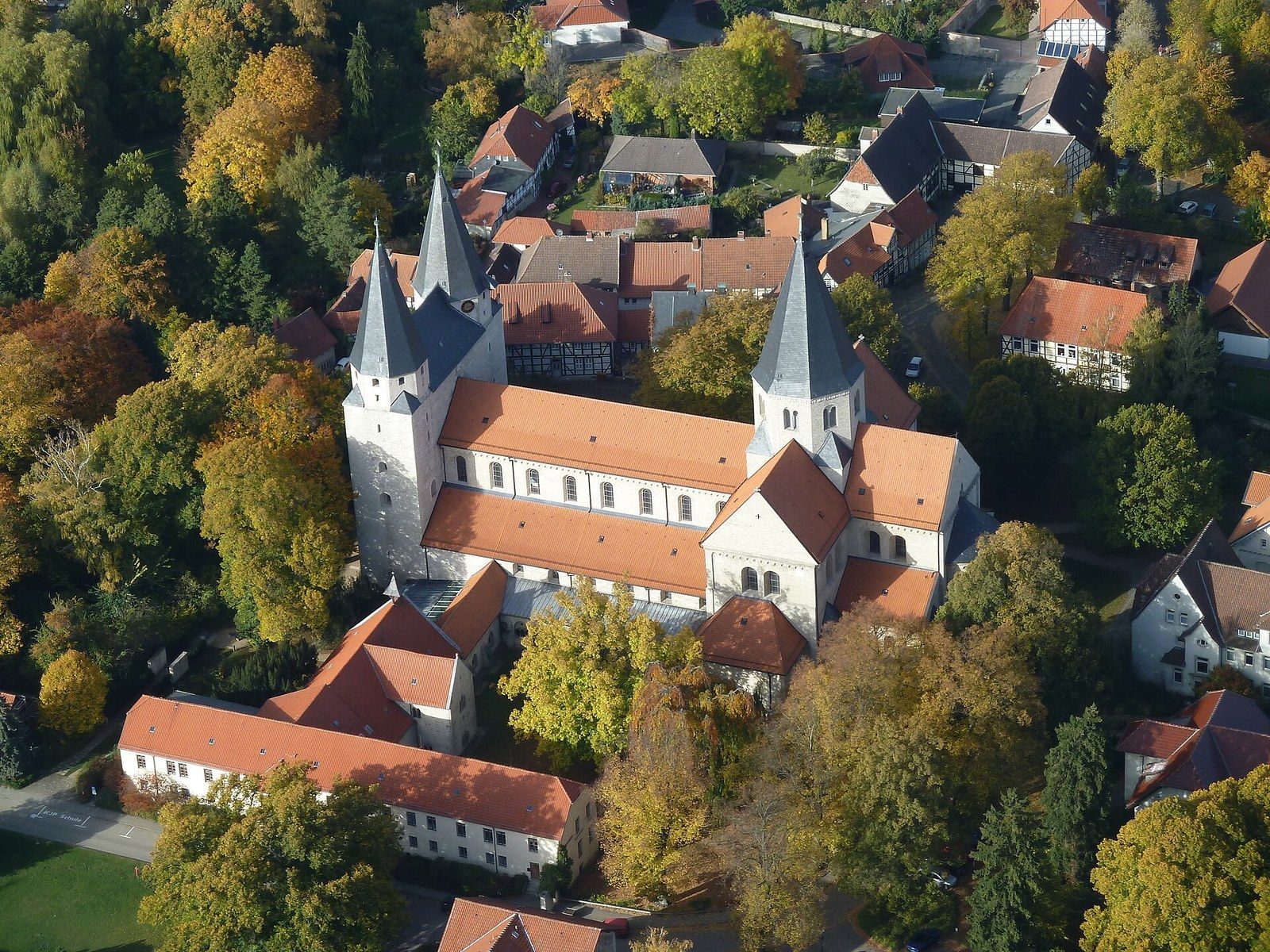 Königslutter am Elm: Kaiserdom (Luftbild über der Altstadt)