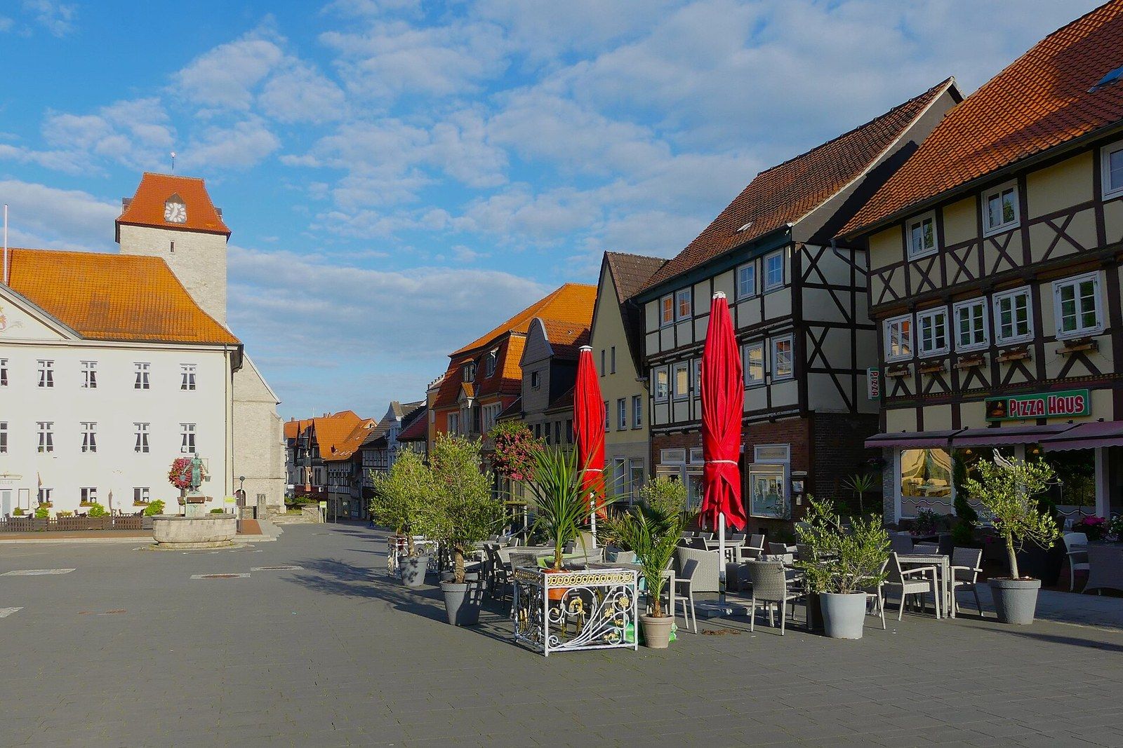 Schöningen: Marktplatz mit Rathaus und Fachwerkhäusern